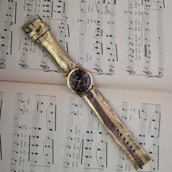 Gold and Black Quartz Watch - Picture 3 of 13